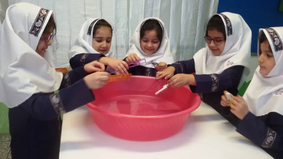 آزمایش علوم با موضوع روی آب زیر آب در کلاس اول